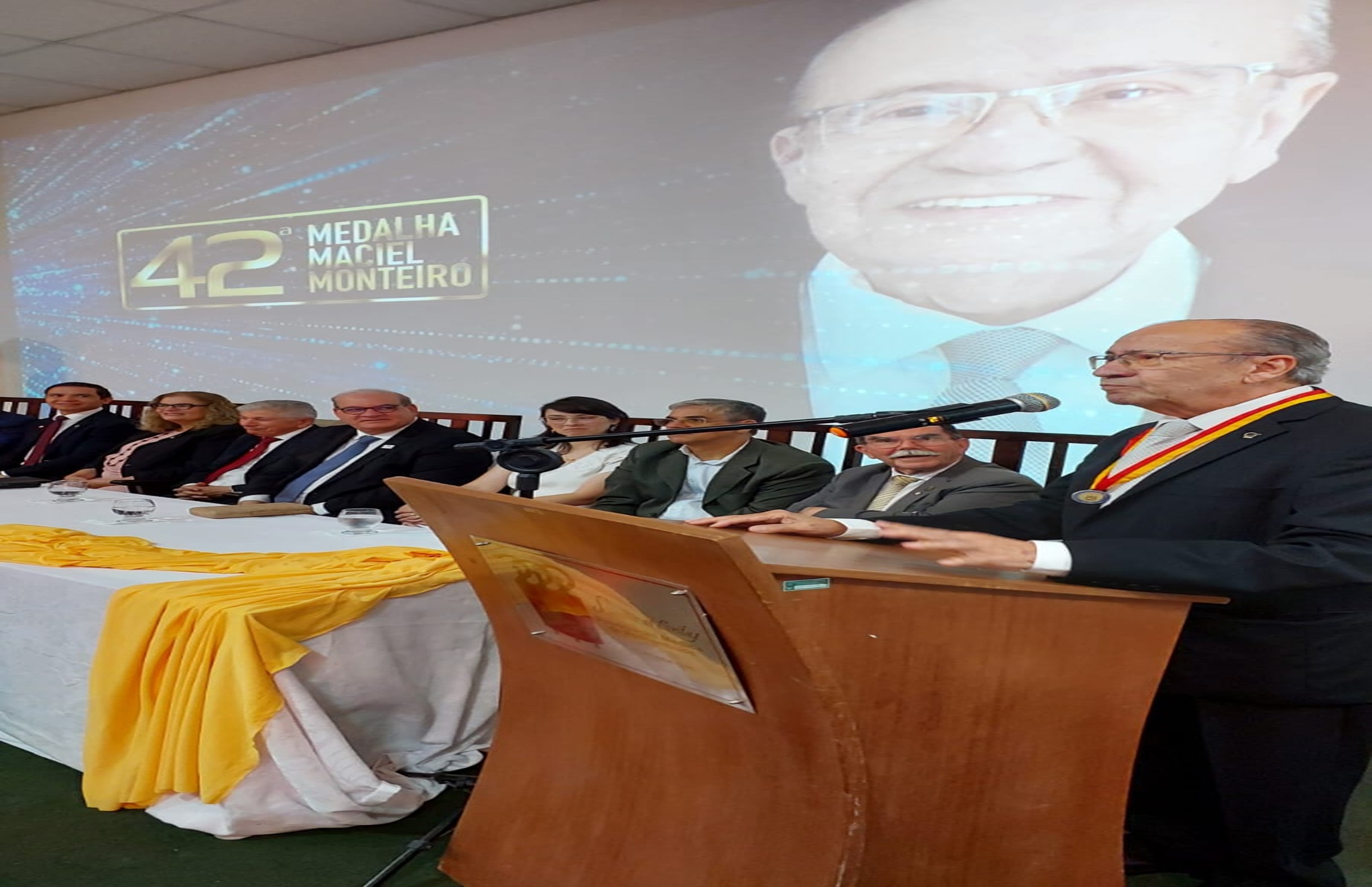 Com mais de 50 anos de dedicação ao Hospital Maria Lucinda, médico da casa recebe a Medalha Maciel Monteiro