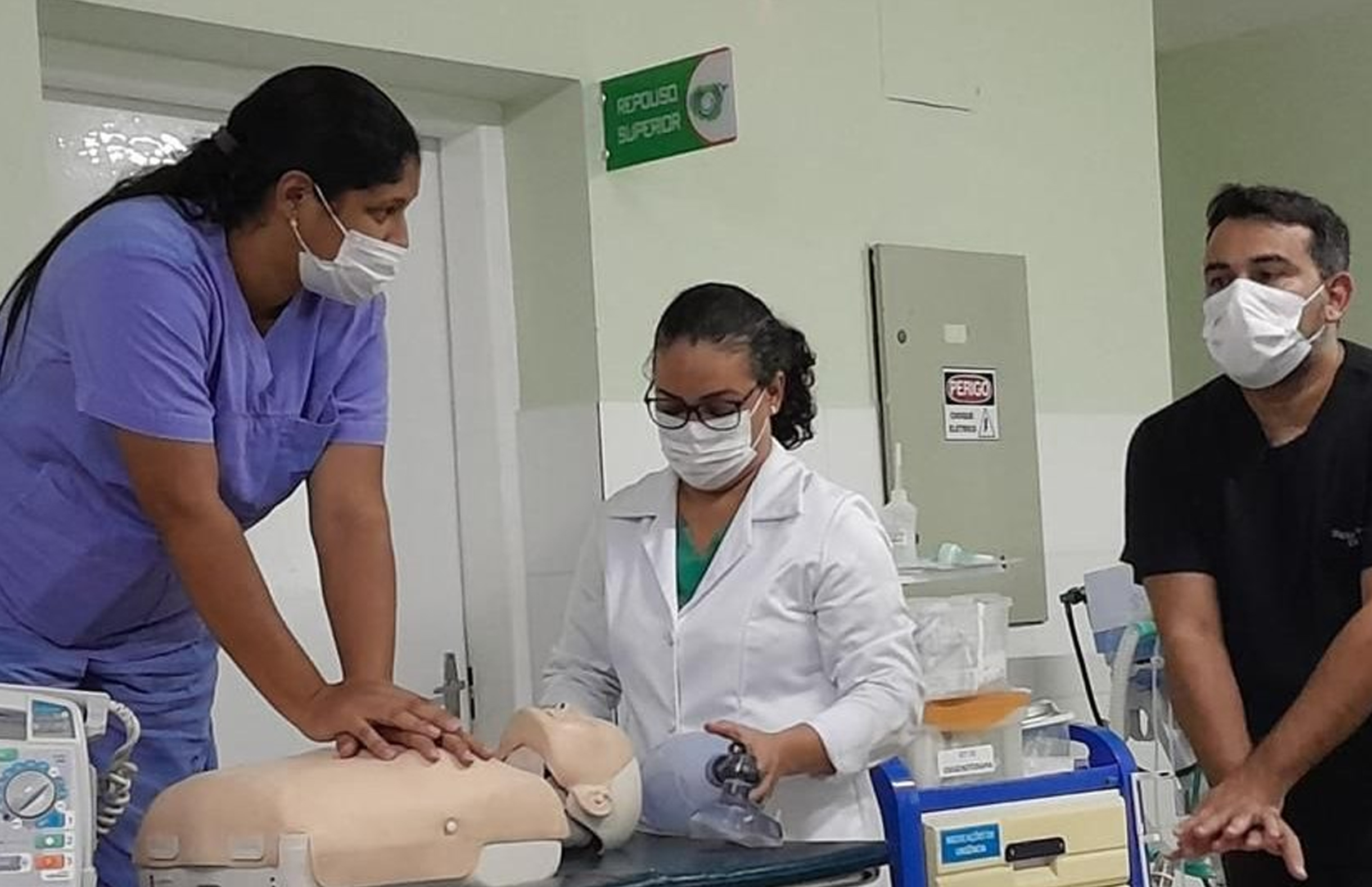 Técnicos em enfermagem do Hospital Maria Lucinda participam de treinamento sobre reanimação