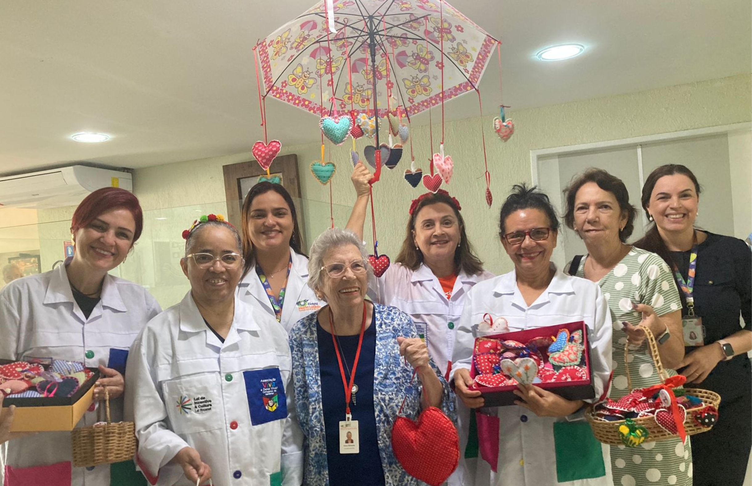 Voluntários da Associação Viva e Deixe Viver distribuem corações de tecido para pacientes do Hospital Maria Lucinda